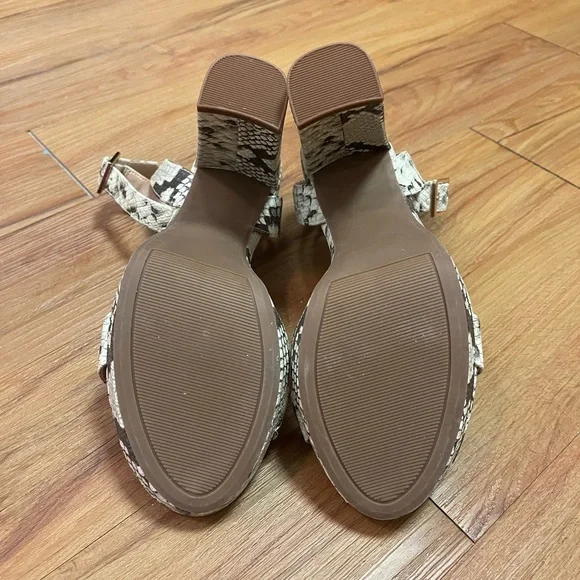 Mix No. 6 Snakeskin Heels Size 6 - Picture 9 of 9